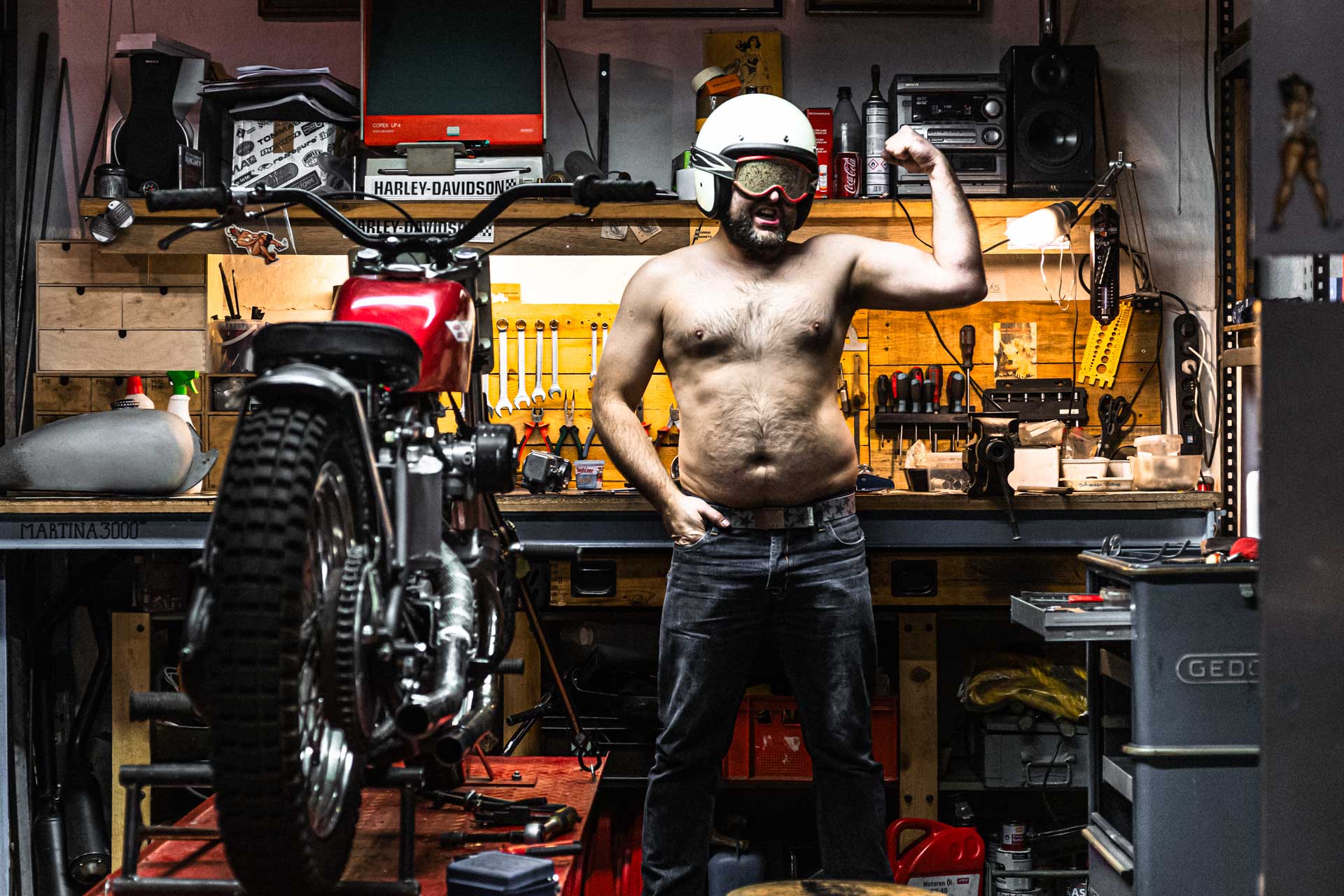 Rider Tobi, Artdirektor mit seiner Harley Davidson Ironhead XL